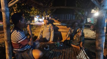 Anggota polsek brondong melaksanakan Patroli kota presisi giat dialogis dalam rangka harkamtibmas.