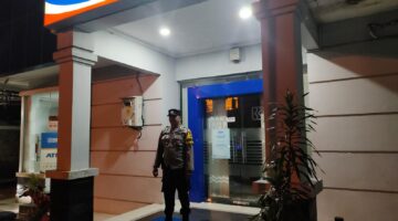 Sejumlah anggota polsek brondong melaksanakan kegiatan patroli kota presisi cegah dan tangkal 4C di wilayah polsek brondong.