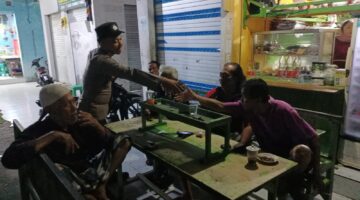 Kegiatan memberikan himbauan kamtibmas kepada masyarakat agar selalu menjaga Harkamtibmas di wilayah kecamatan brondong.