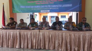 Kapolsek Karangbinangun bersama anggota polsek Karangbinangun menghadiri acara kegiatan sosialisasi tim terpadu pengawasan Ormas.
