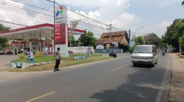 Dengan tegas anggota polsek brondong melaksanakan kegiatan Patroli kota presisi pengaturan lalu lintas di wilayah polsek brondong.