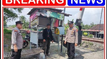 Polsek sukodadi Pastikan keamanan di perlintasan kereta api dengan koordinasi Relawan.