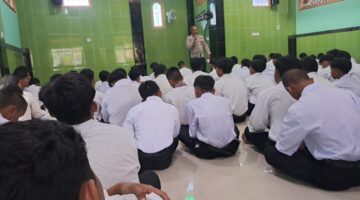 “Polsek kedungpring berikan pembinaan dan penyuluhan kepada siswa SMP dan SMA persatuan”