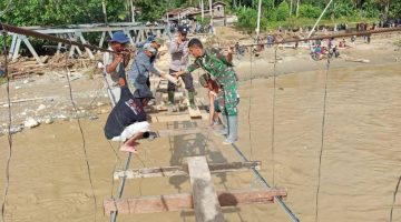 Bhabinkamtibmas dan Babinsa Bersinergi Bangun Jembatan Gantung Darurat di Desa Rerebe Pasca Banjir Besar